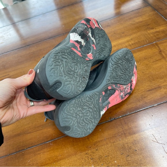 Under Armour 2022 Lockdown 6 GS 'Black Blitz Red' boys youth sneakers - Picture 7 of 11